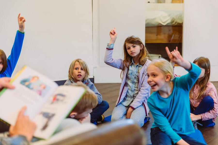 Geschichten für Kinder in der Wewelsburg sind fast schon ein „Muss“ in der Winterzeit, Kinder lieben es, den Museumspädagogen zu lauschen (Foto: Lina Loos für das Kreismuseum Wewelsburg).